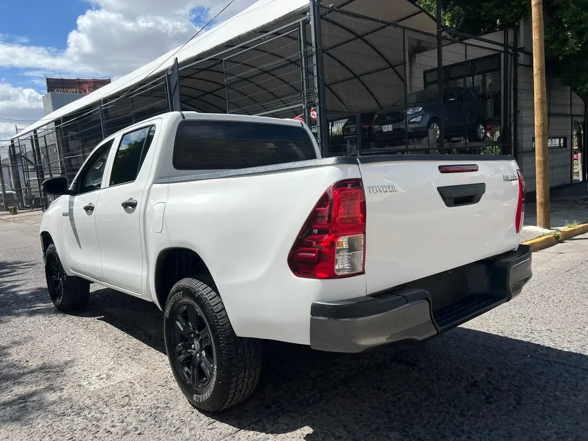 TOYOTA HILUX SR MT - Imagen 5