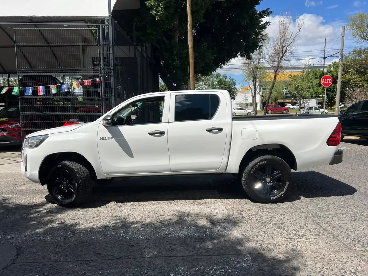 TOYOTA HILUX SR MT - Imagen 3