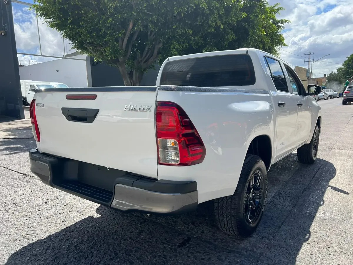 TOYOTA HILUX SR MT - Imagen 4