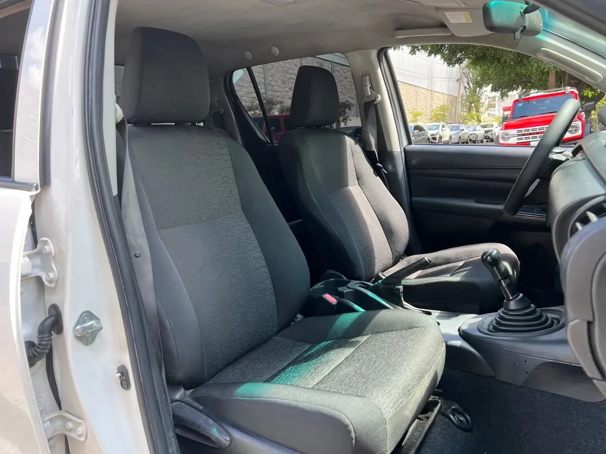 TOYOTA HILUX SR MT - Imagen 6