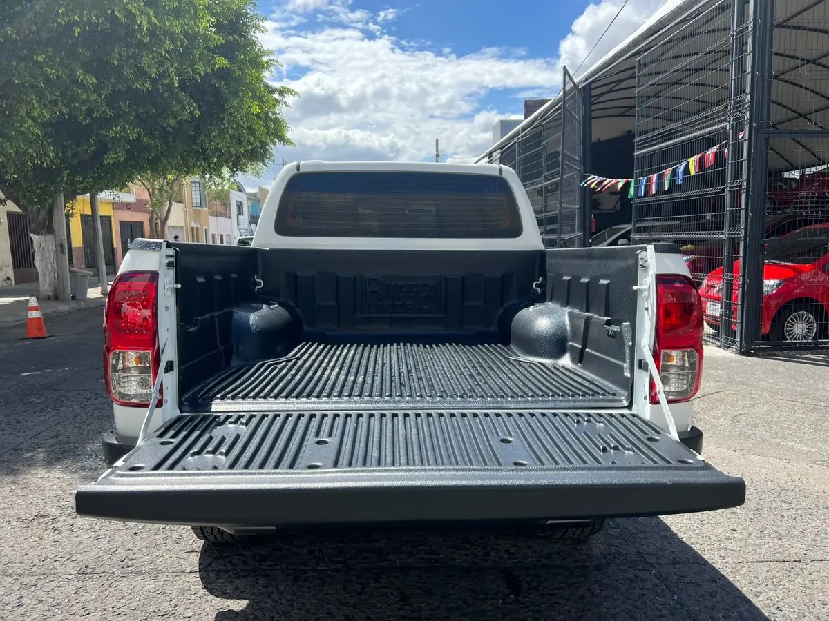 TOYOTA HILUX SR MT - Imagen 7
