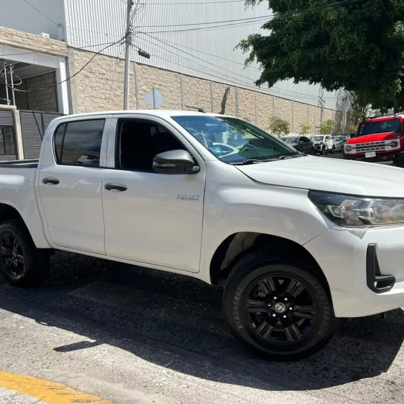 TOYOTA HILUX SR MT