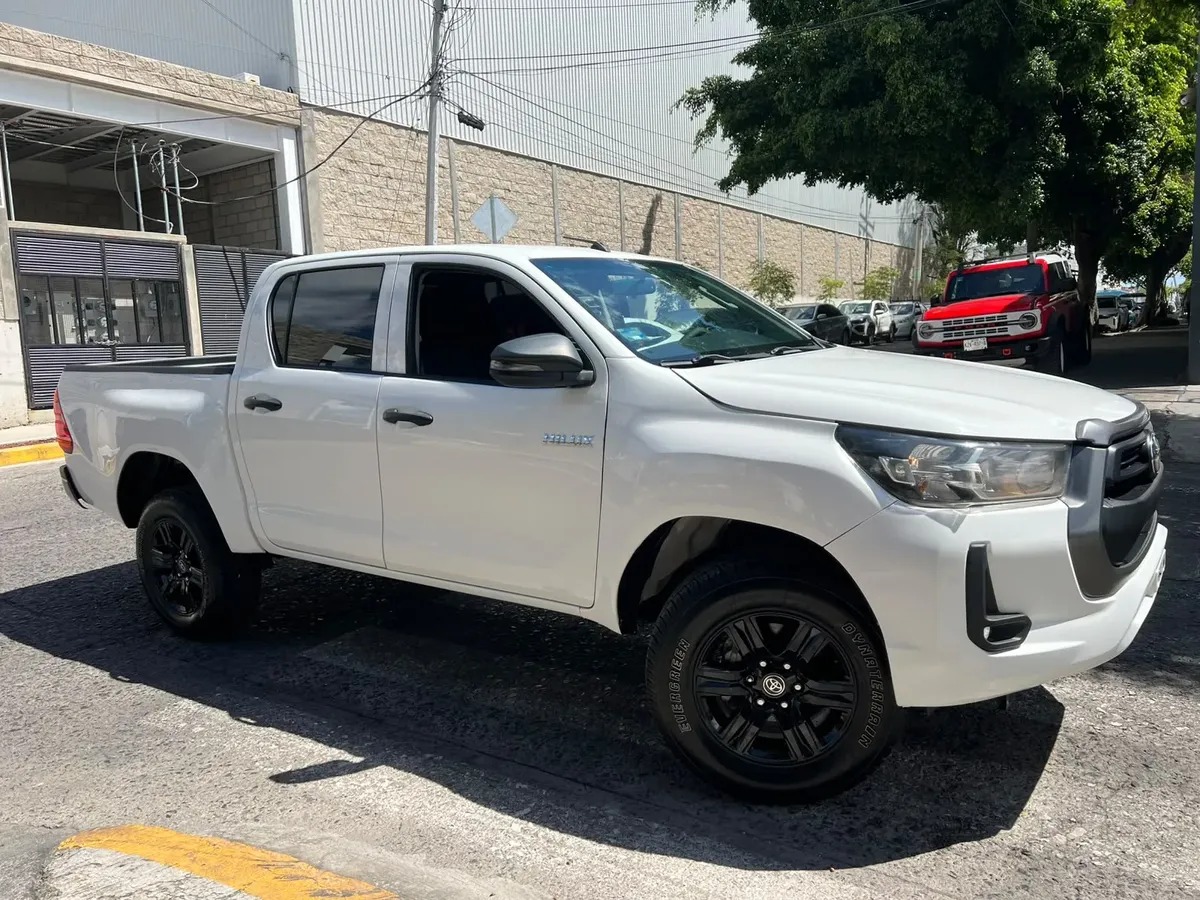 TOYOTA HILUX SR MT
